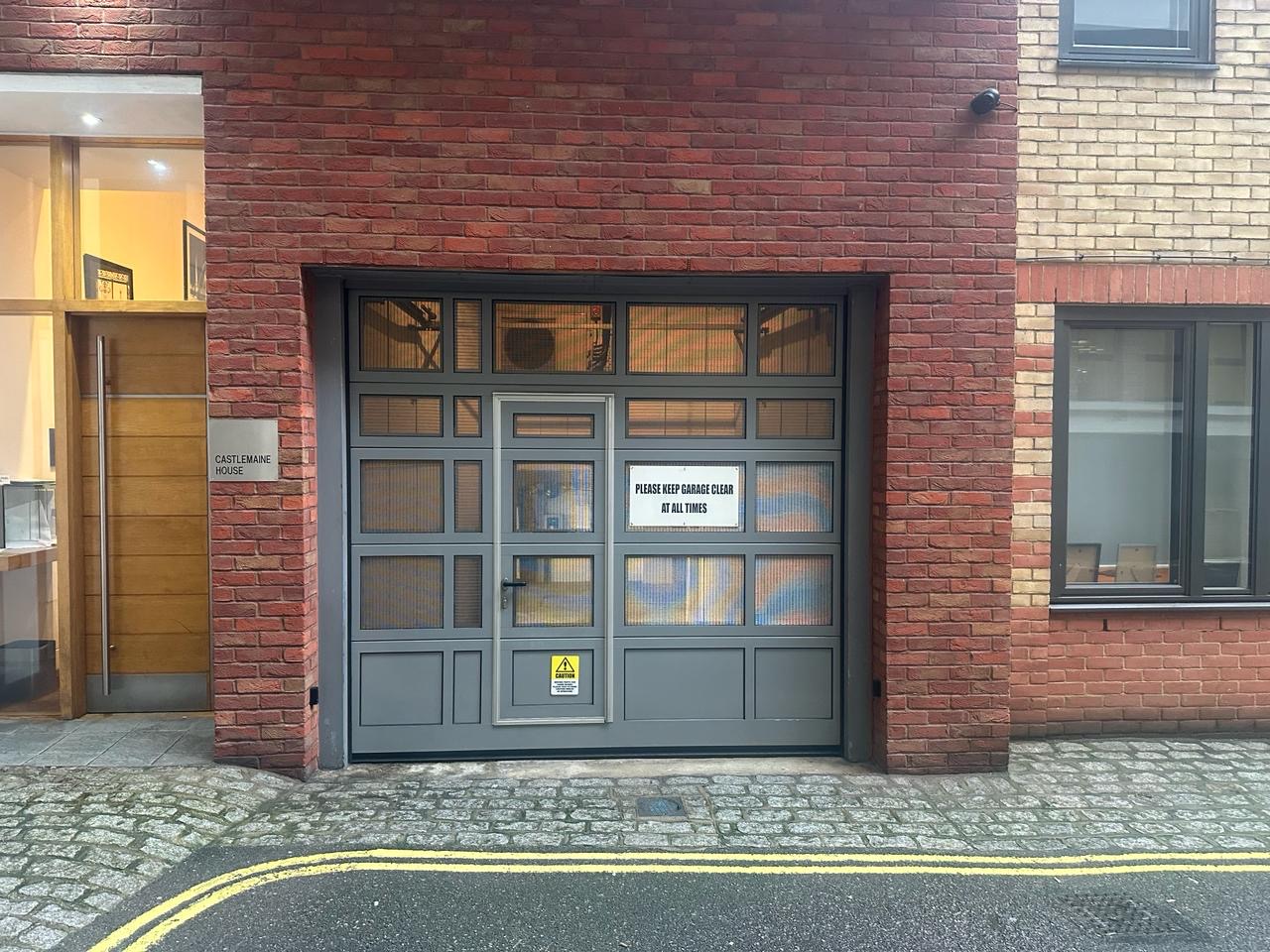 1777966443CastlemaineHouseSW1Y6REentrance.JPG